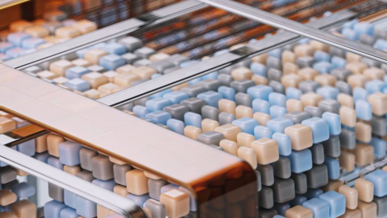 UWB vs RFID: Rethinking Real-Time Traceability Beyond Readers